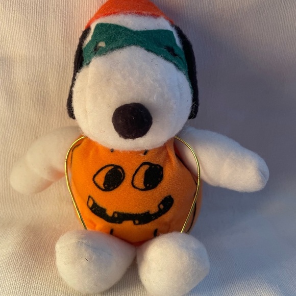 Whitman’s Halloween Snoopy Dracula and Snoopy Pumpkin Plush Set NWT - Picture 6 of 8